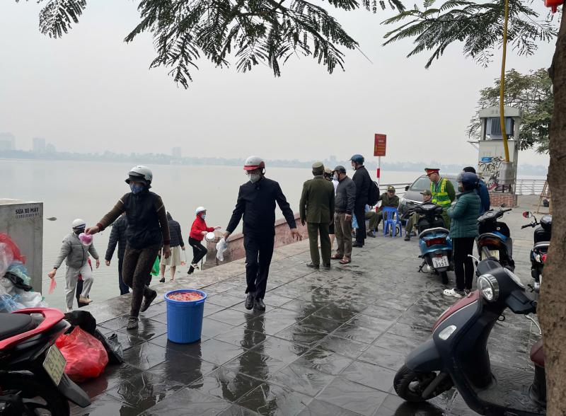 Cá chép vừa phóng sinh xuống hồ Tây đã... ngửa bụng ngày ông Công, ông Táo- Ảnh 9. Cá chép vừa phóng sinh xuống hồ Tây đã... ngửa bụng ngày ông Công, ông Táo- Ảnh 9.