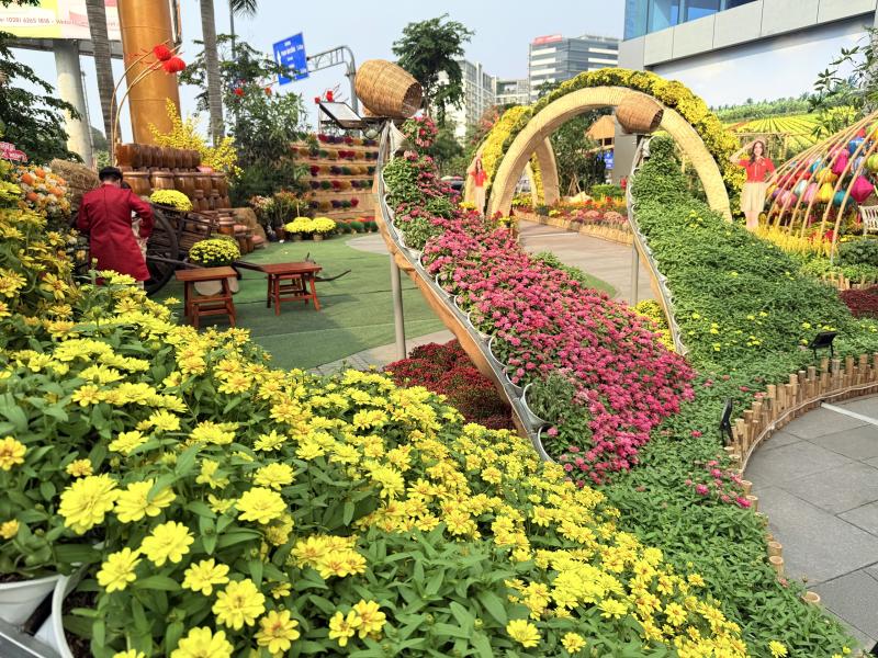 Đường hoa xuân khu vực sân bay Tân Sơn Nhất đón khách du xuân- Ảnh 6. Đường hoa xuân khu vực sân bay Tân Sơn Nhất đón khách du xuân- Ảnh 6.