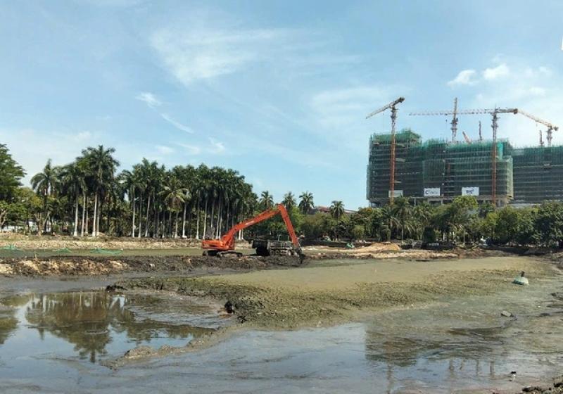 Cận cảnh hút cạn nước, nạo vét hồ lớn nhất trung tâm Đà Nẵng - Ảnh 6.