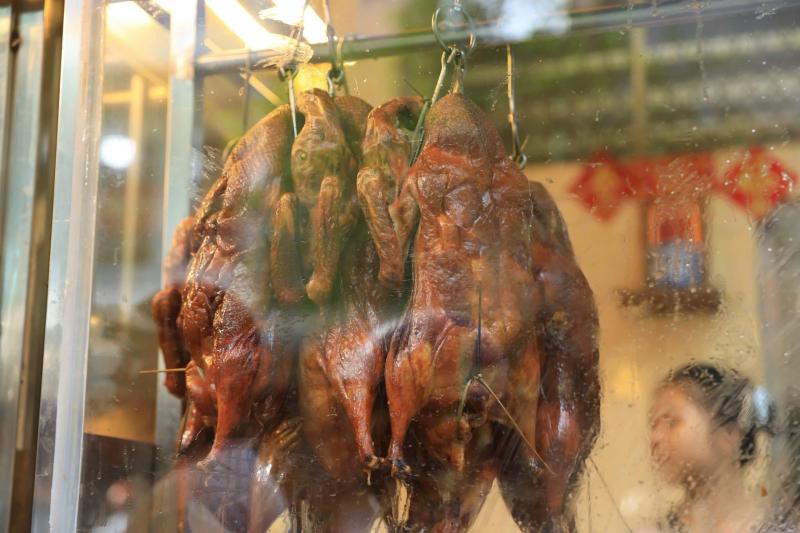 Tiệm vịt quay nổi tiếng TP.HCM đông nghẹt khách xếp hàng chờ mua dịp tết Đoan Ngọ - Ảnh 5.