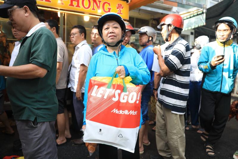 Tiệm vịt quay nổi tiếng TP.HCM đông nghẹt khách xếp hàng chờ mua dịp tết Đoan Ngọ - Ảnh 8.