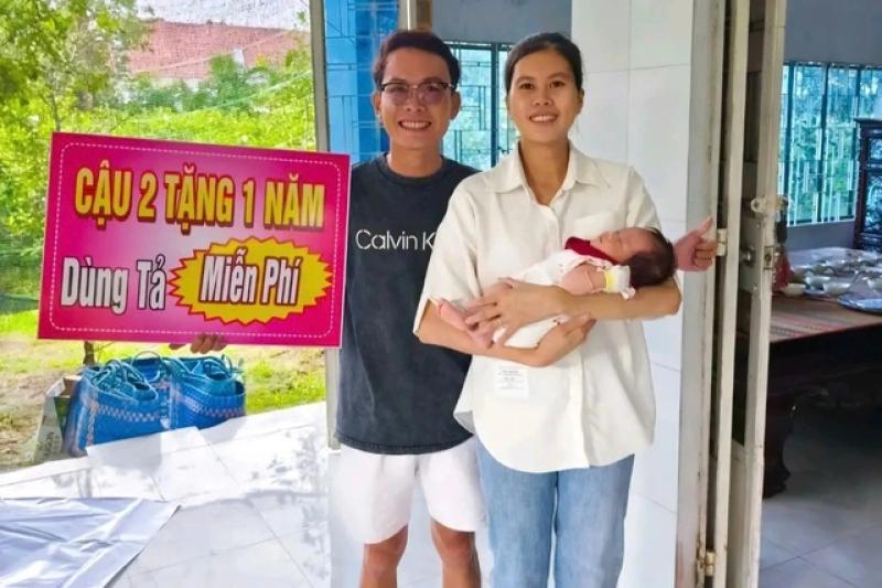 Đầy tháng cháu gái, người cậu miền Tây 'chơi lớn' tặng 1 năm dùng tã miễn phí - Ảnh 1.