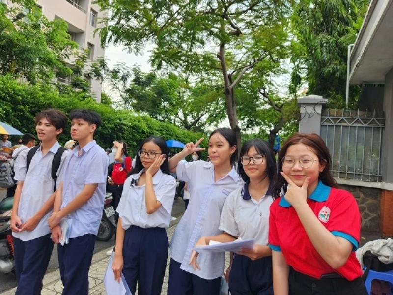Sĩ tử mong không 'gục ngã', 'bật khóc' sau giờ thi toán lớp 10 TP.HCM- Ảnh 3.
