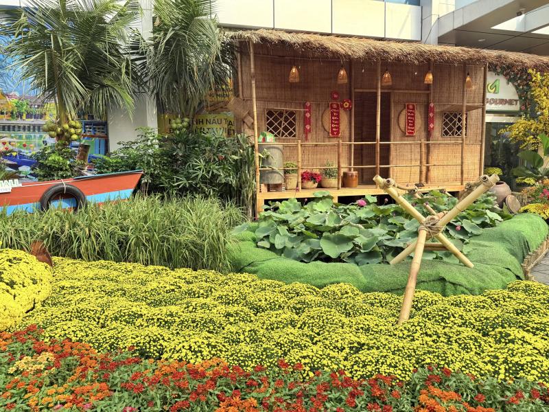Đường hoa xuân khu vực sân bay Tân Sơn Nhất đón khách du xuân- Ảnh 7. Đường hoa xuân khu vực sân bay Tân Sơn Nhất đón khách du xuân- Ảnh 7.