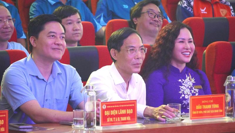 Vinh danh nhà vô địch đội bóng Trường ĐH VH-TT-DL Thanh Hóa: Hơn 1,1 tỉ đồng tiền thưởng- Ảnh 2. Vinh danh nhà vô địch đội bóng Trường ĐH VH-TT-DL Thanh Hóa: Hơn 1,1 tỉ đồng tiền thưởng- Ảnh 2.