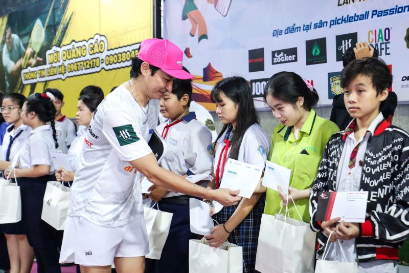 Trao 110 triệu đồng tại giải pickleball 'Cùng con đi tiếp cuộc đời'- Ảnh 3. Trao 110 triệu đồng tại giải pickleball 'Cùng con đi tiếp cuộc đời'- Ảnh 3.