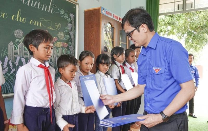 Trao học bổng Tiếp sức mùa thi và tặng ‘Phòng Tin học cho em’ tại Gia Lai - Ảnh 4.