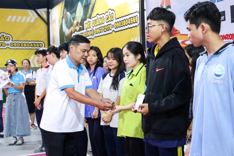 Trao 110 triệu đồng tại giải pickleball 'Cùng con đi tiếp cuộc đời'- Ảnh 2. Trao 110 triệu đồng tại giải pickleball 'Cùng con đi tiếp cuộc đời'- Ảnh 2.