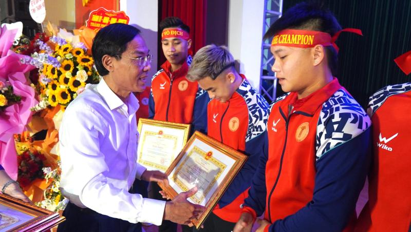 Vinh danh nhà vô địch đội bóng Trường ĐH VH-TT-DL Thanh Hóa: Hơn 1,1 tỉ đồng tiền thưởng- Ảnh 6. Vinh danh nhà vô địch đội bóng Trường ĐH VH-TT-DL Thanh Hóa: Hơn 1,1 tỉ đồng tiền thưởng- Ảnh 6.