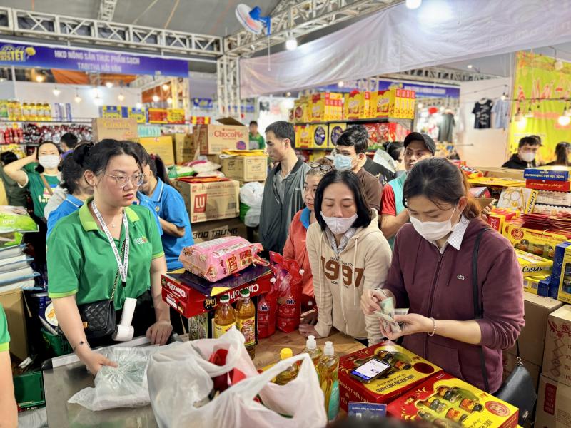 Công nhân không có thưởng tết vun vén chi tiêu, mua sắm gì Tết Ất Tỵ 2025?- Ảnh 1. Công nhân không có thưởng tết vun vén chi tiêu, mua sắm gì Tết Ất Tỵ 2025?- Ảnh 1.