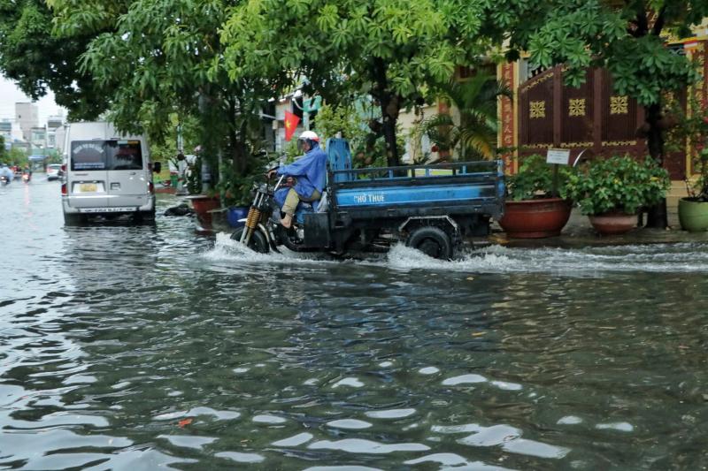 TP.HCM đón trận mưa lớn nhất từ đầu năm đến nay: Bất ngờ ở những 'rốn ngập'- Ảnh 1.