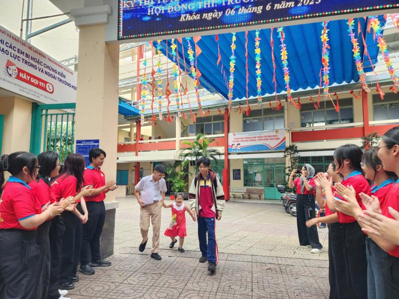 Phụ huynh TP.HCM vẫn 'nín thở' vì con thi lớp 10, dù tỷ lệ đậu 90%- Ảnh 6. Phụ huynh TP.HCM vẫn 'nín thở' vì con thi lớp 10, dù tỷ lệ đậu 90%- Ảnh 6.