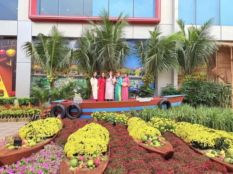 Đường hoa xuân khu vực sân bay Tân Sơn Nhất đón khách du xuân- Ảnh 9. Đường hoa xuân khu vực sân bay Tân Sơn Nhất đón khách du xuân- Ảnh 9.