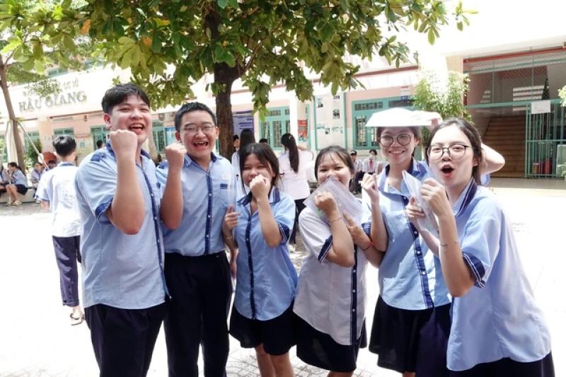 Sĩ tử mong không 'gục ngã', 'bật khóc' sau giờ thi toán lớp 10 TP.HCM- Ảnh 2.