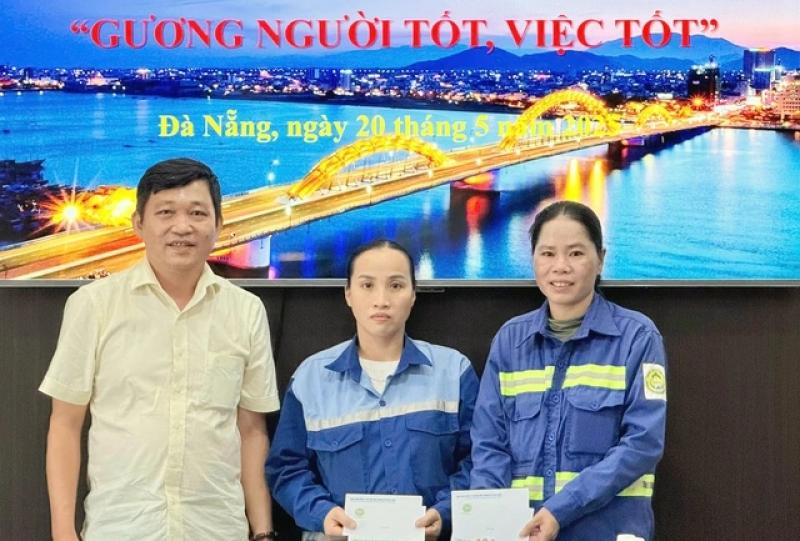 Thưởng nóng 2 nữ công nhân môi trường trả lại iPhone nhặt được - Ảnh 1.