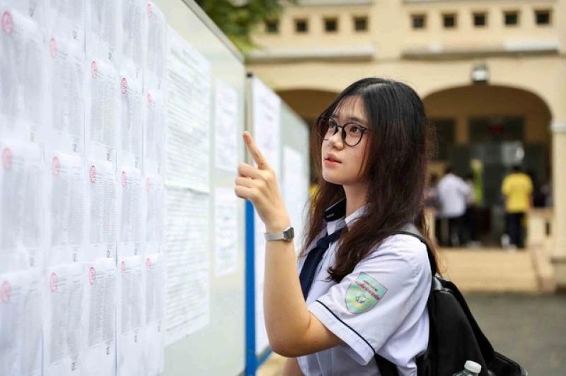 Sĩ tử sôi nổi đoán chủ đề môn văn thi tốt nghiệp - Ảnh 1.