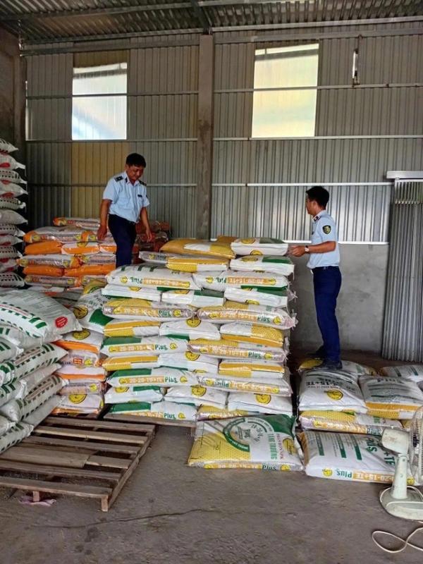 Không để phân bón giả “ém hàng”, né truy quét - Ảnh 1.