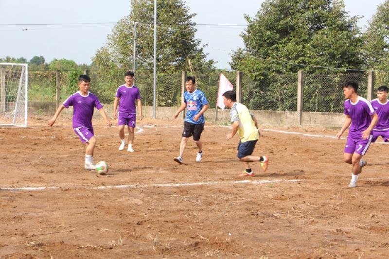 Khánh thành 'Sân thể thao cộng đồng' tại Cần Thơ- Ảnh 2. Các đội tranh tài đá bóng sau lễ khánh thành