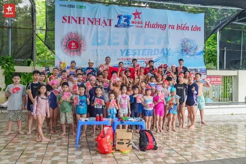 Hàng trăm gia đình bơi lội vì cộng đồng thắp sáng bản làng Sơn La - Ảnh 2.