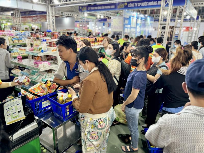 Công nhân không có thưởng tết vun vén chi tiêu, mua sắm gì Tết Ất Tỵ 2025?- Ảnh 2. Công nhân không có thưởng tết vun vén chi tiêu, mua sắm gì Tết Ất Tỵ 2025?- Ảnh 2.
