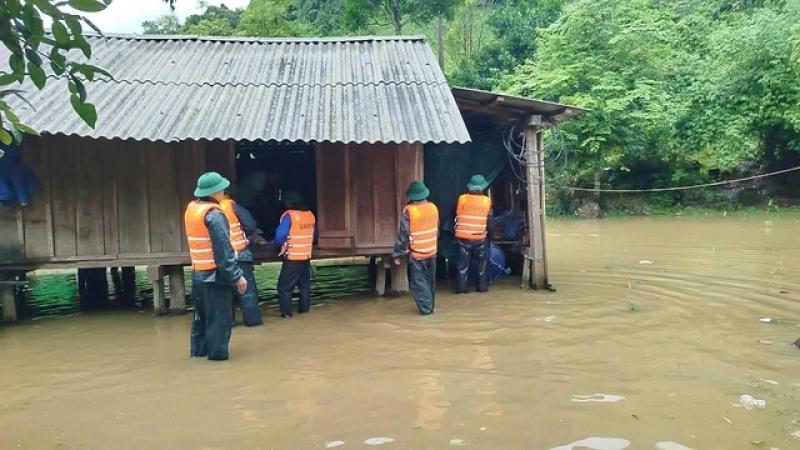 Quảng Bình di dời khẩn cấp 10 hộ dân do mưa lũ gây cô lập - Ảnh 2.