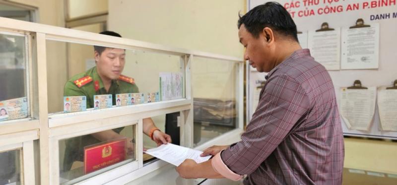 Công an tận tụy hỗ trợ người dân làm thủ tục hành chính- Ảnh 2. Công an tận tụy hỗ trợ người dân làm thủ tục hành chính- Ảnh 2.