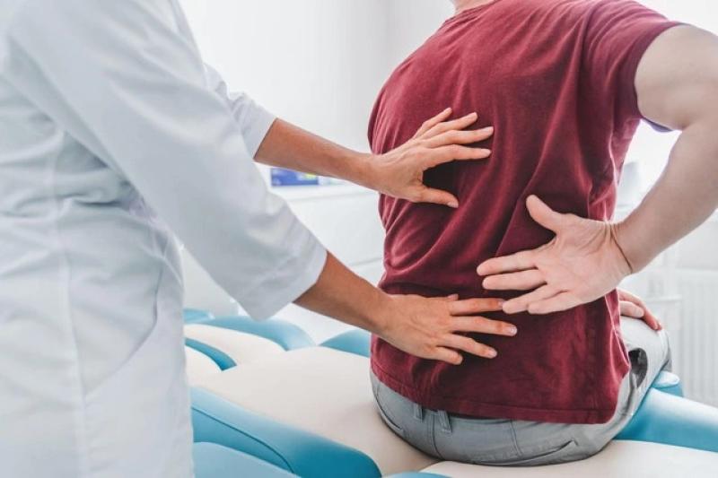 Ngồi lâu bị đau lưng cảnh báo bệnh xương khớp chớ chủ quan - Ảnh 1.