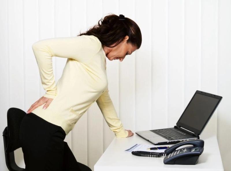Ngồi lâu bị đau lưng cảnh báo bệnh xương khớp chớ chủ quan - Ảnh 2.