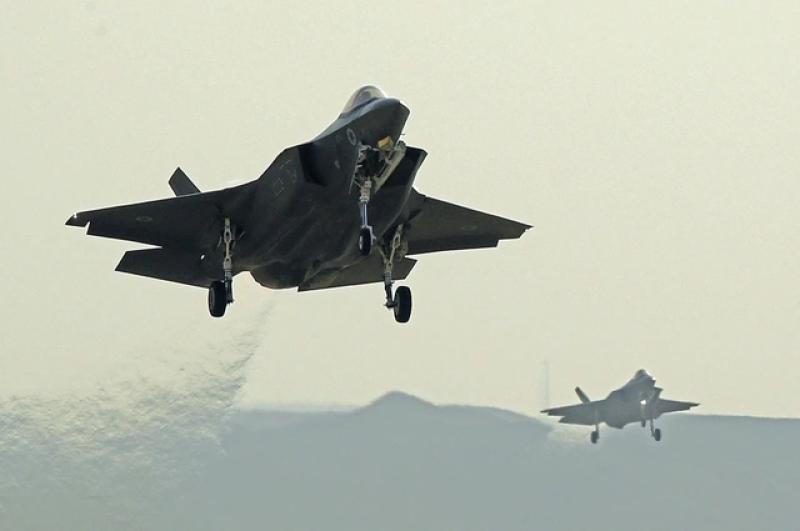 Iran bắn hạ F - 35 trong cuộc đối đầu quyết liệt với Israel - Ảnh 1. Iran bắn hạ F - 35 trong cuộc đối đầu quyết liệt với Israel - Ảnh 1.