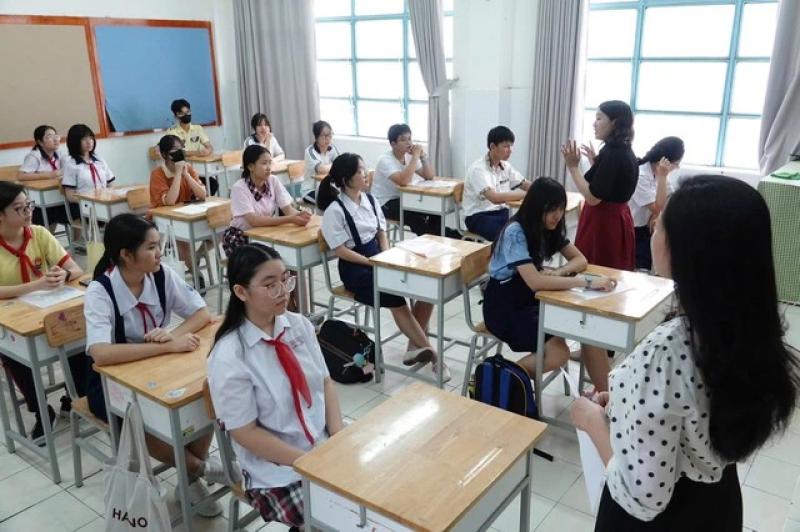 Chấm thi lớp 10 TP.HCM: Đã có điểm 10 môn toán, tiếng Anh - Ảnh 2.