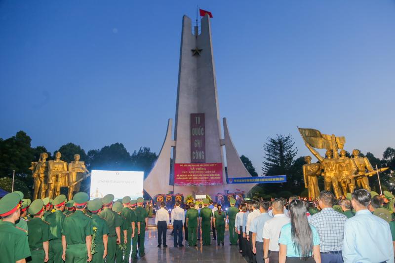 Xúc động lễ thắp nến tri ân các anh hùng liệt sĩ- Ảnh 1. Xúc động lễ thắp nến tri ân các anh hùng liệt sĩ- Ảnh 1.