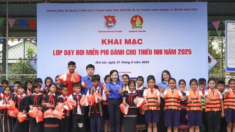 Trang bị kỹ năng sống, trao quà cho thiếu nhi - Ảnh 1.