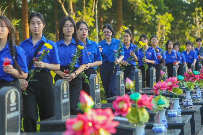 Xúc động lễ thắp nến tri ân các anh hùng liệt sĩ- Ảnh 9. Xúc động lễ thắp nến tri ân các anh hùng liệt sĩ- Ảnh 9.