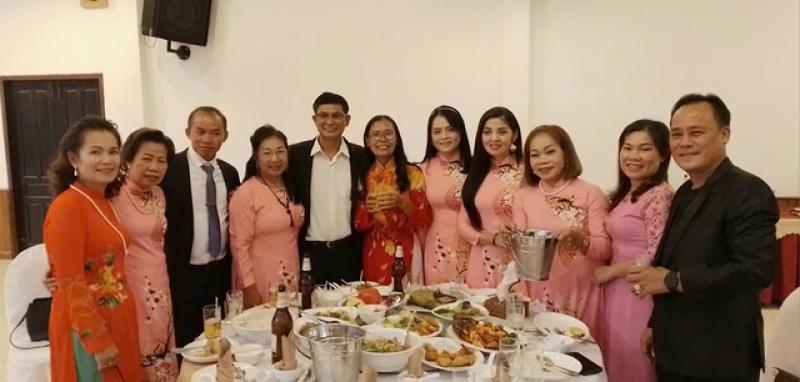 Làm dâu, rể xứ người: Ba thế hệ giữ gìn văn hóa Việt trên đất Lào- Ảnh 2. Làm dâu, rể xứ người: Ba thế hệ giữ gìn văn hóa Việt trên đất Lào- Ảnh 2.