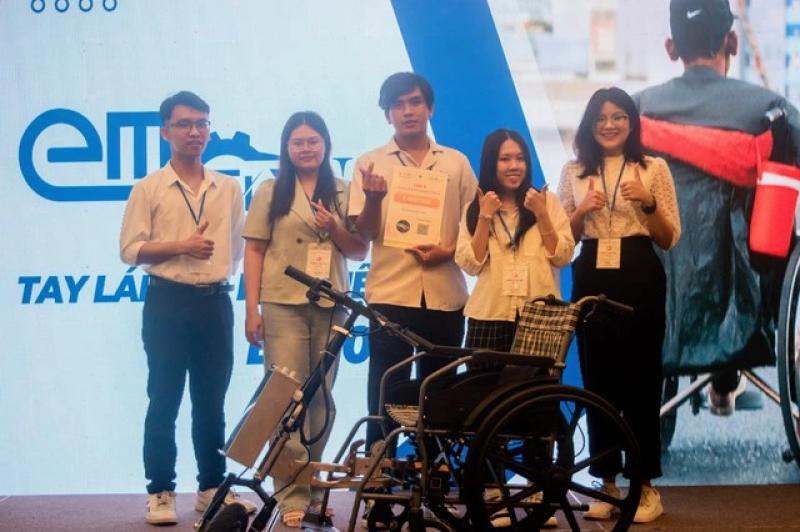 Sinh viên cải tạo xe lăn thường thành xe lăn điện- Ảnh 1. Sinh viên cải tạo xe lăn thường thành xe lăn điện- Ảnh 1.