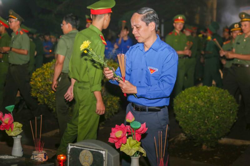 Xúc động lễ thắp nến tri ân các anh hùng liệt sĩ- Ảnh 3. Xúc động lễ thắp nến tri ân các anh hùng liệt sĩ- Ảnh 3.