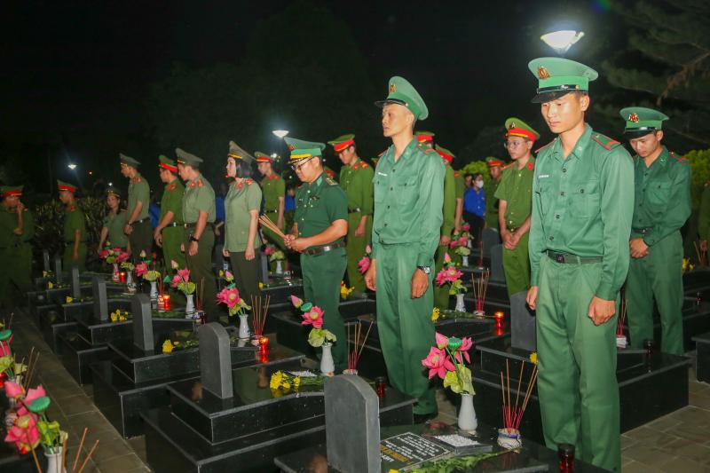Xúc động lễ thắp nến tri ân các anh hùng liệt sĩ- Ảnh 6. Xúc động lễ thắp nến tri ân các anh hùng liệt sĩ- Ảnh 6.