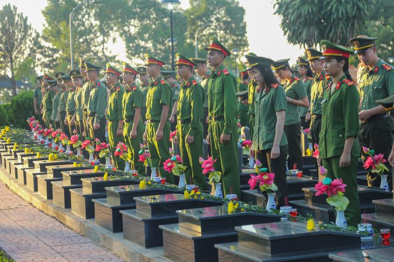 Xúc động lễ thắp nến tri ân các anh hùng liệt sĩ- Ảnh 10. Xúc động lễ thắp nến tri ân các anh hùng liệt sĩ- Ảnh 10.