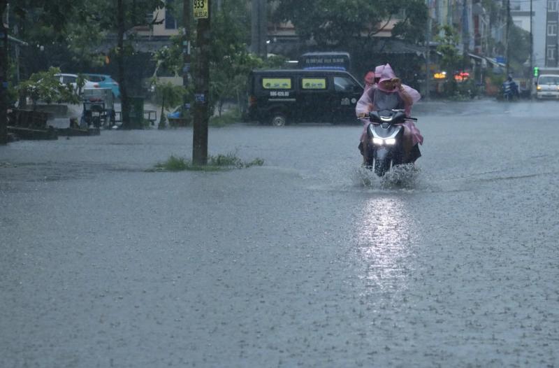 TP.HCM đón trận mưa lớn nhất từ đầu năm đến nay: Bất ngờ ở những 'rốn ngập'- Ảnh 4.