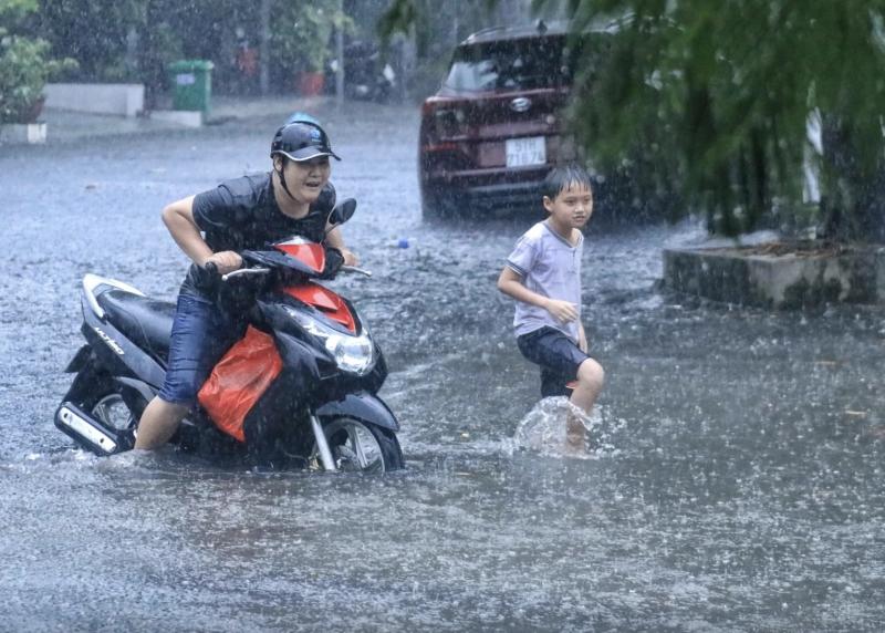 TP.HCM đón trận mưa lớn nhất từ đầu năm đến nay: Bất ngờ ở những 'rốn ngập'- Ảnh 9.