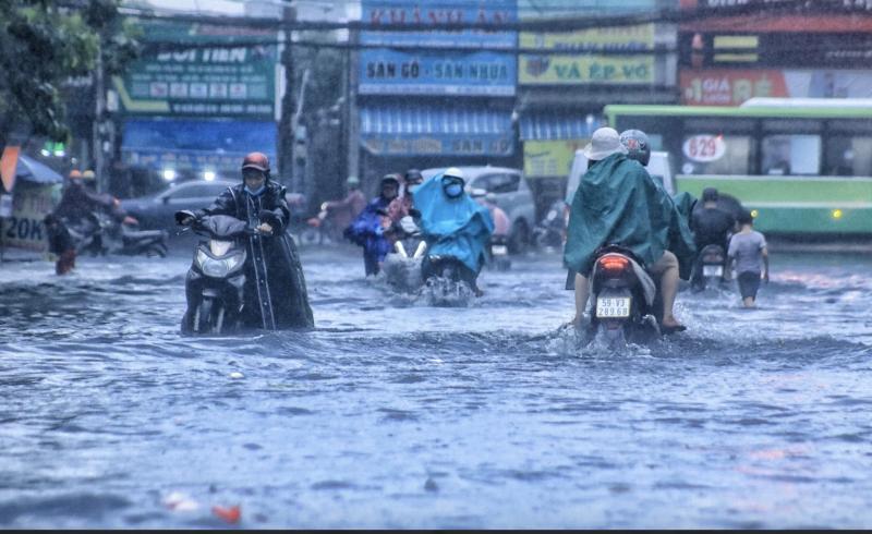 TP.HCM đón trận mưa lớn nhất từ đầu năm đến nay: Bất ngờ ở những 'rốn ngập'- Ảnh 7.
