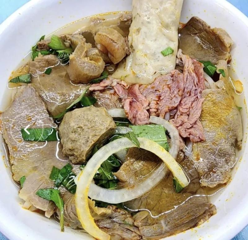 Bún bò Huế duy nhất TP.HCM được Michelin vinh danh 'quán ngon giá rẻ': Có gì mới?- Ảnh 4. Bún bò Huế duy nhất TP.HCM được Michelin vinh danh 'quán ngon giá rẻ': Có gì mới?- Ảnh 4.