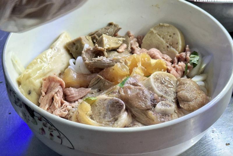 Bún bò Huế duy nhất TP.HCM được Michelin vinh danh 'quán ngon giá rẻ': Có gì mới?- Ảnh 2. Bún bò Huế duy nhất TP.HCM được Michelin vinh danh 'quán ngon giá rẻ': Có gì mới?- Ảnh 2.