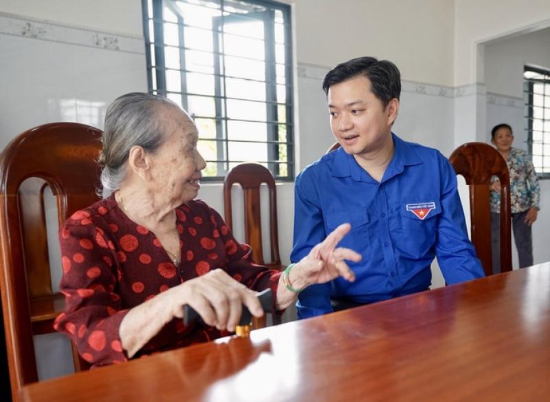 Anh Nguyễn Minh Triết thăm các Mẹ Việt Nam anh hùng tại Tây Ninh - Ảnh 1.