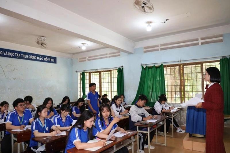 Thi tốt nghiệp THPT 2025: Nhiều hoạt động hỗ trợ thí sinh đồng bào dân tộc- Ảnh 1. Thi tốt nghiệp THPT 2025: Nhiều hoạt động hỗ trợ thí sinh đồng bào dân tộc - Ảnh 1.
