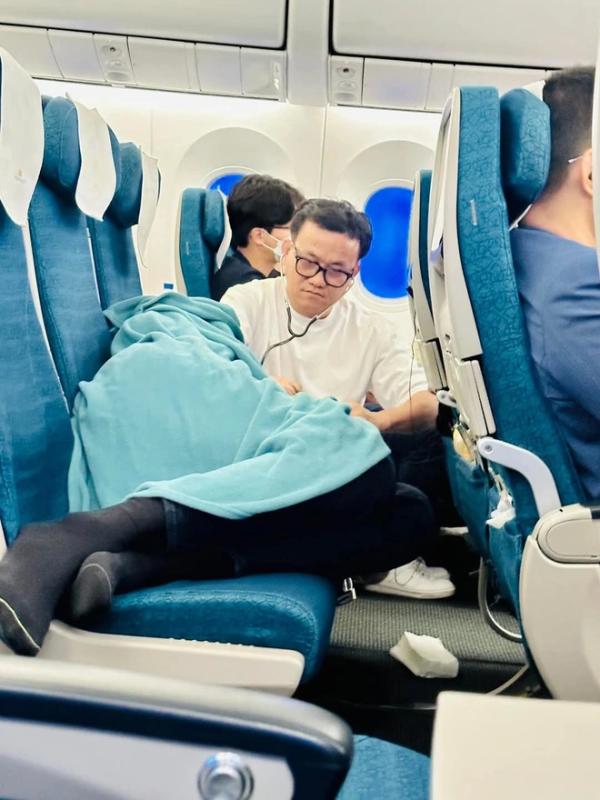 Cứu sống bệnh nhân người nước ngoài bị ngất do hạ đường huyết nặng trên máy bay- Ảnh 3.