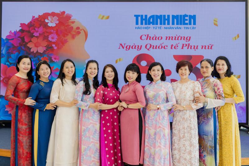 Phụ nữ làm báo duyên dáng, thướt tha áo dài trong ngày Quốc tế phụ nữ 8.3- Ảnh 1. Phụ nữ làm báo duyên dáng, thướt tha áo dài trong ngày Quốc tế phụ nữ 8.3- Ảnh 1.