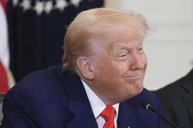 Ông Trump muốn áp thuế 50% đối với EU, thị trường chứng khoán lại đỏ rực - Ảnh 1.