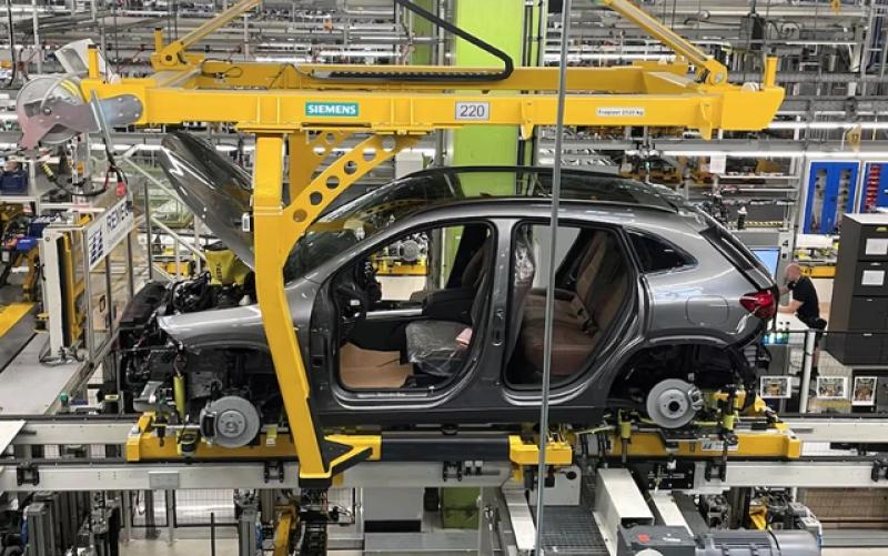 Dây chuyền sản xuất ô tô ngưng trệ do Trung Quốc kiểm soát đất hiếm - Ảnh 1.