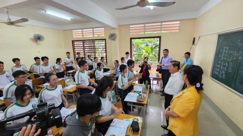 Đặt quyền lợi thí sinh thi tốt nghiệp THPT 2025 lên hàng đầu tại Vĩnh Long - Ảnh 2.